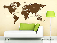 Welt Wandtattoo Weltkarte in Farbe über der Couch