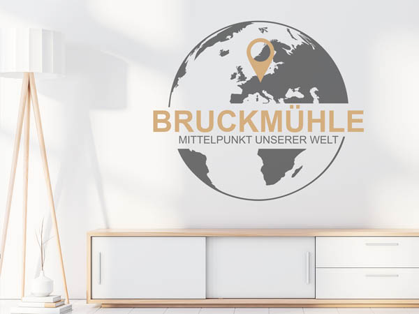 Wandtattoo Bruckmühle - Mittelpunkt unserer Welt mit Pin im Globus
