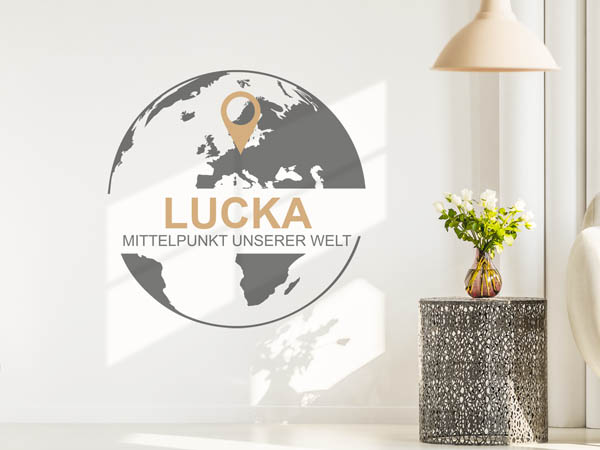 Wandtattoo Lucka - Mittelpunkt unserer Welt mit Pin im Globus